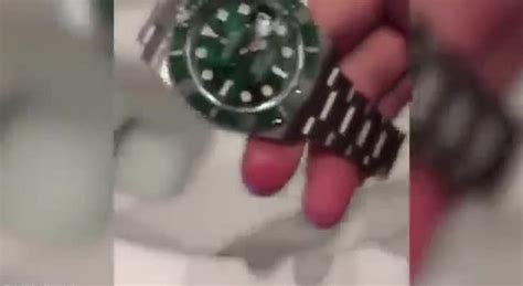 ragazzo ricco butta rolex|Ragazzo ricco getta un rolex di 9 mila euro nel water: il.